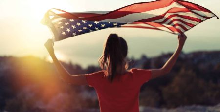 jeune fille tenant un drapeau américain
