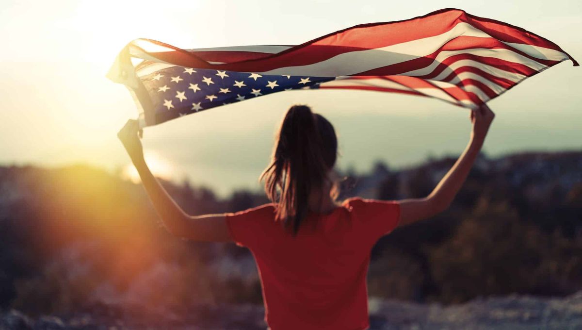 jeune fille tenant un drapeau américain