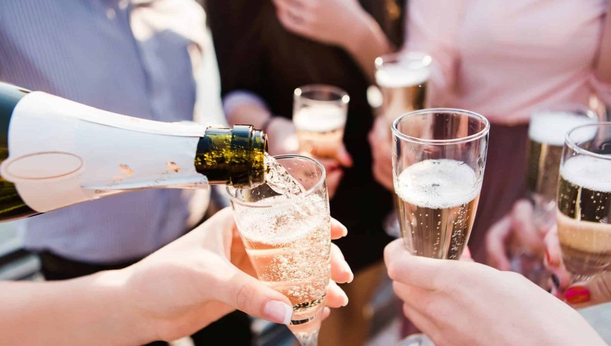 Des coupes de crémant d'Alsace.