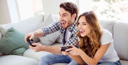 Deux personnes jouent à la PlayStation