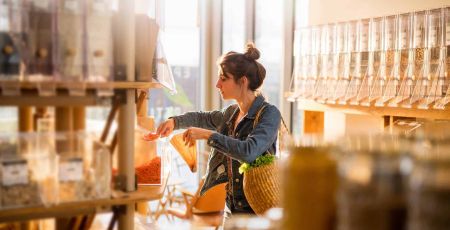 Une femme faisant des achats en vrac.