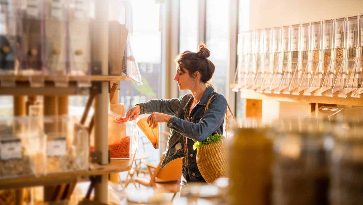 Une femme faisant des achats en vrac.