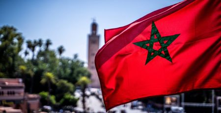 Un drapeau du Maroc flotte dans les airs