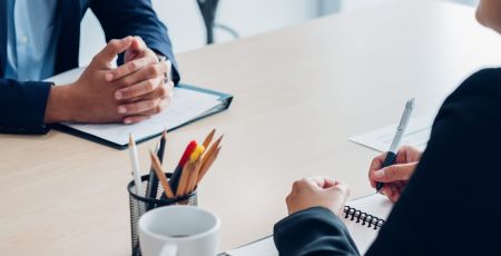 Deux personns en entretien d'embauche