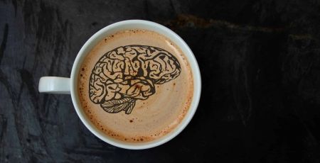 Une tasse de café avec un dessin de cerveau