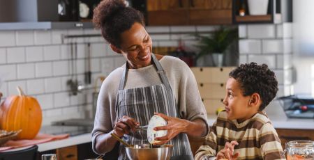 Une mère fait de la cuisine avec son fils