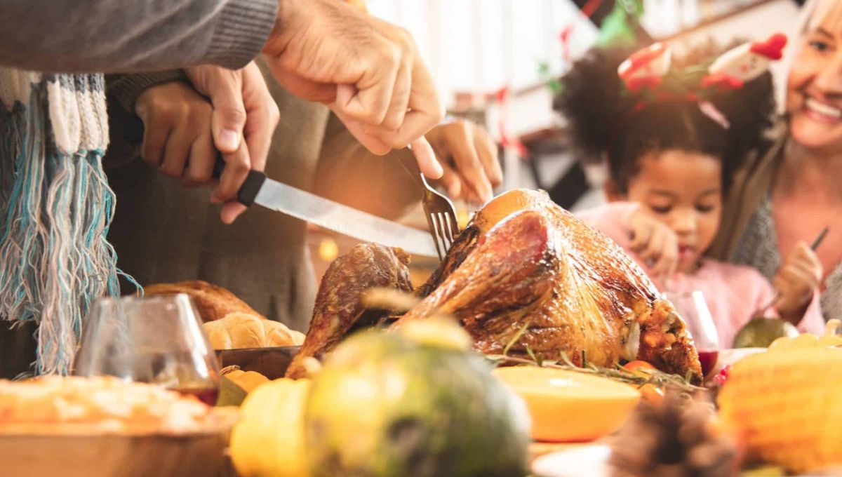 homme découpe poulet