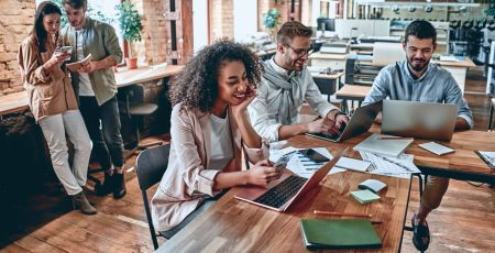 Groupes de jeunes qui travaillent