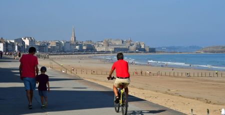 Un cycliste à Saint-Malo.