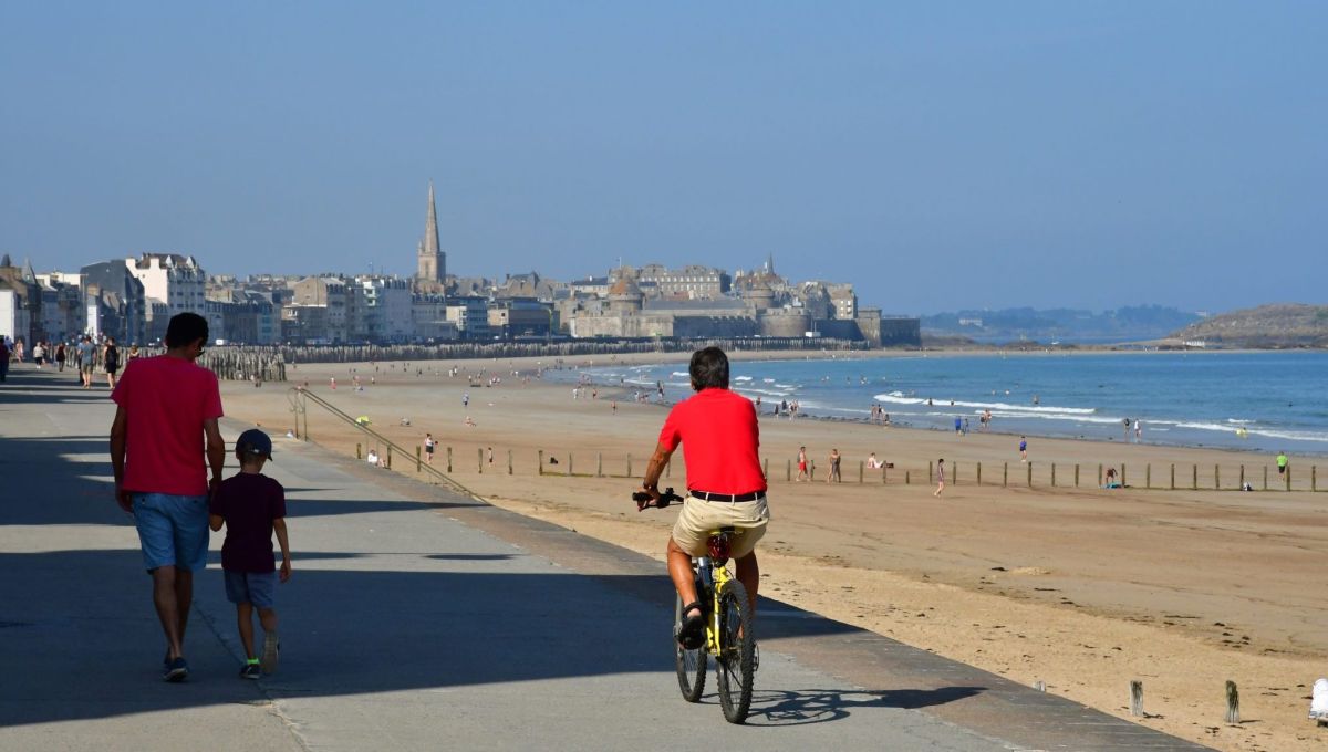 Un cycliste à Saint-Malo.