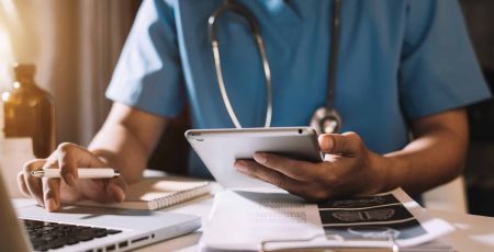 Un professionnel de santé avec son stéthoscope.