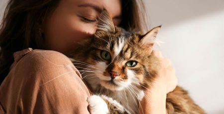 Une femme avec un chat.