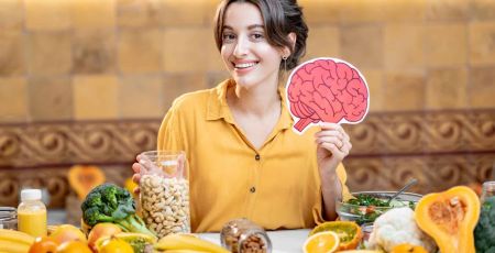 Femme montre cerveau et nourriture
