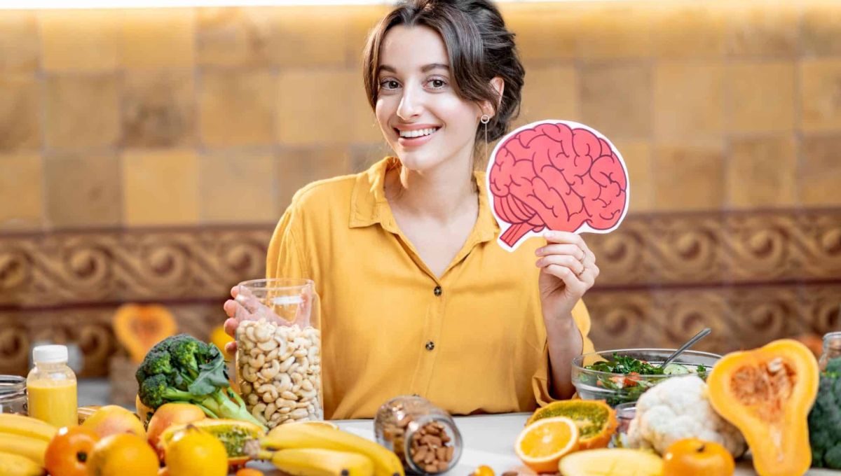 Femme montre cerveau et nourriture