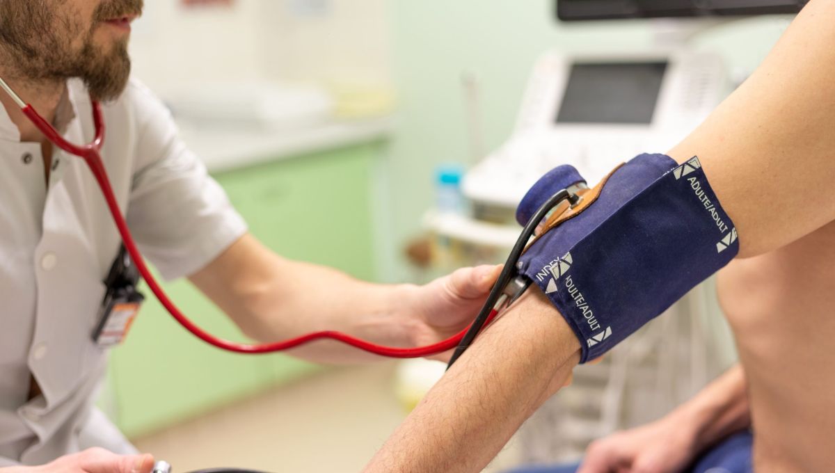 Un médecin prend la tension de son patient.