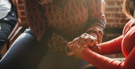 Deux femmes se tenant par la main