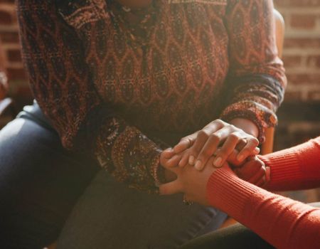 Deux femmes se tenant par la main