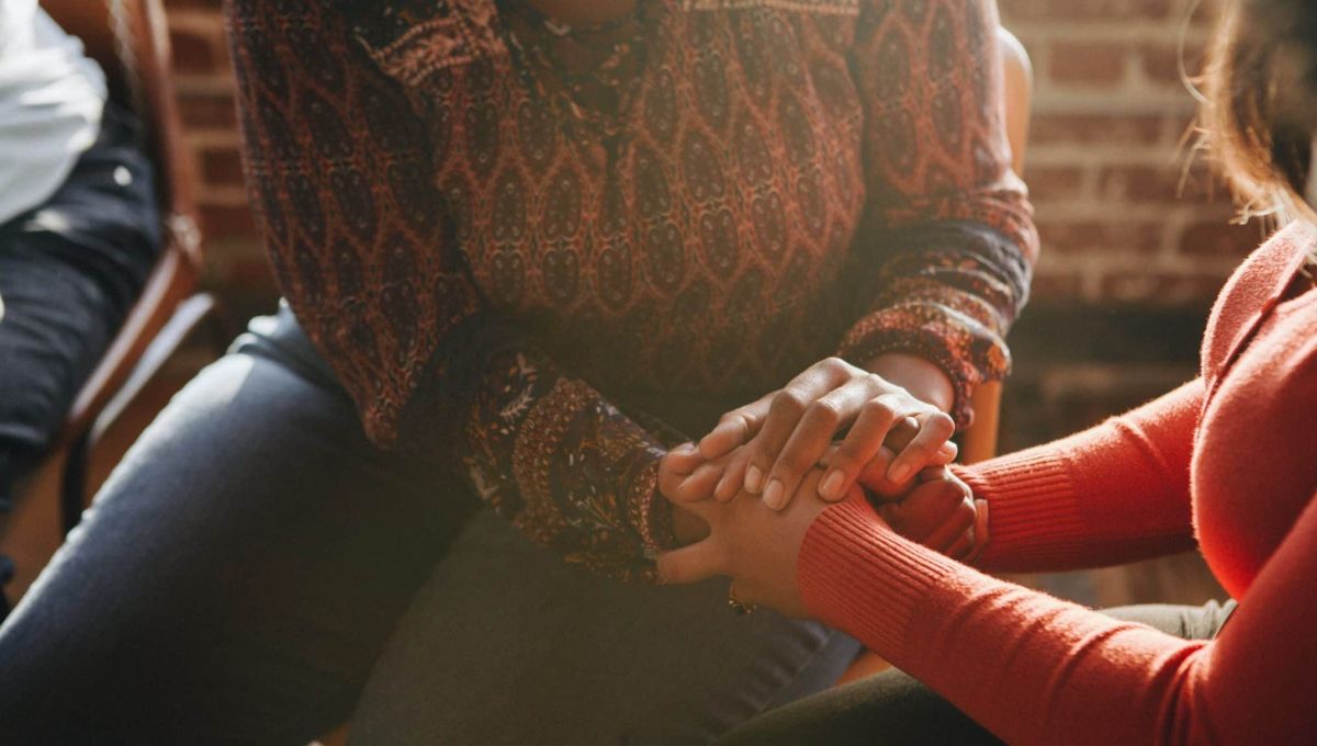 Deux femmes se tenant par la main