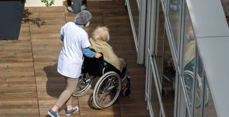 infirmière avec une personne âgée