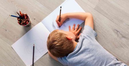 Un enfant qui dessine