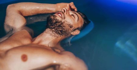 homme qui prend un bain au sel d'epsom, en flottaison