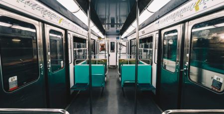 L'intérieur d'un métro parisien