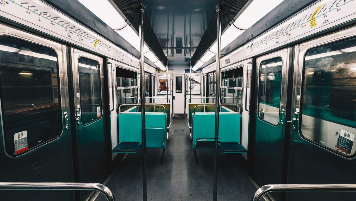 L'intérieur d'un métro parisien