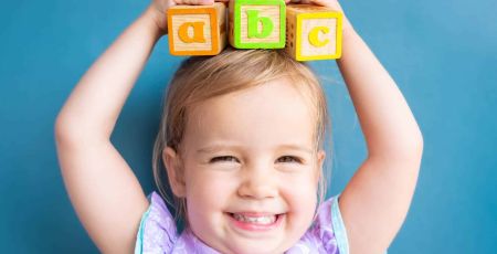 Illustration qui représente un bébé heureux d'apprendre à parler.
