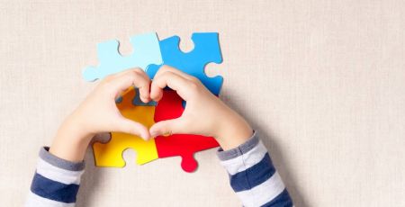 main d'enfants et puzzle