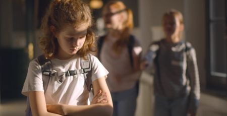 Un jeune fille est victime de harcèlement à l'école