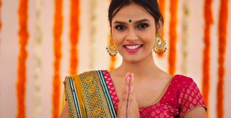 Une jeune femme Indienne fait le geste de Namasté