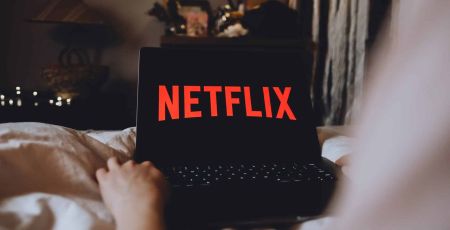 personne qui regarde écran Netflix