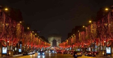 Les Champs-Élysées illuminés.