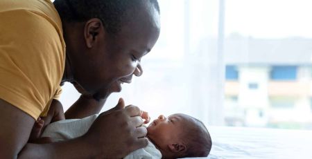 Un papa regardant son bébé