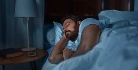 Un homme dort.