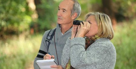 Un homme et une femme en train de recenser les écureuils