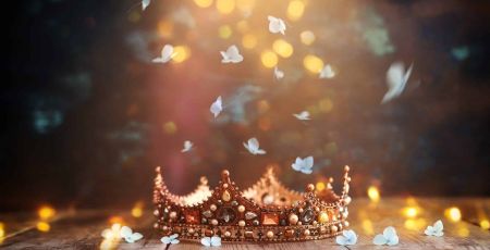 Une couronne avec des fleurs, pour le couronnement de Miss Cagole Nomade.