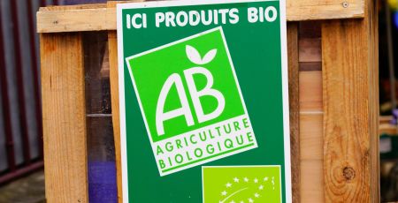 Le label bio AB est inscrit sur une pancarte placardé sur une palette dans un magasin à Bordeaux
