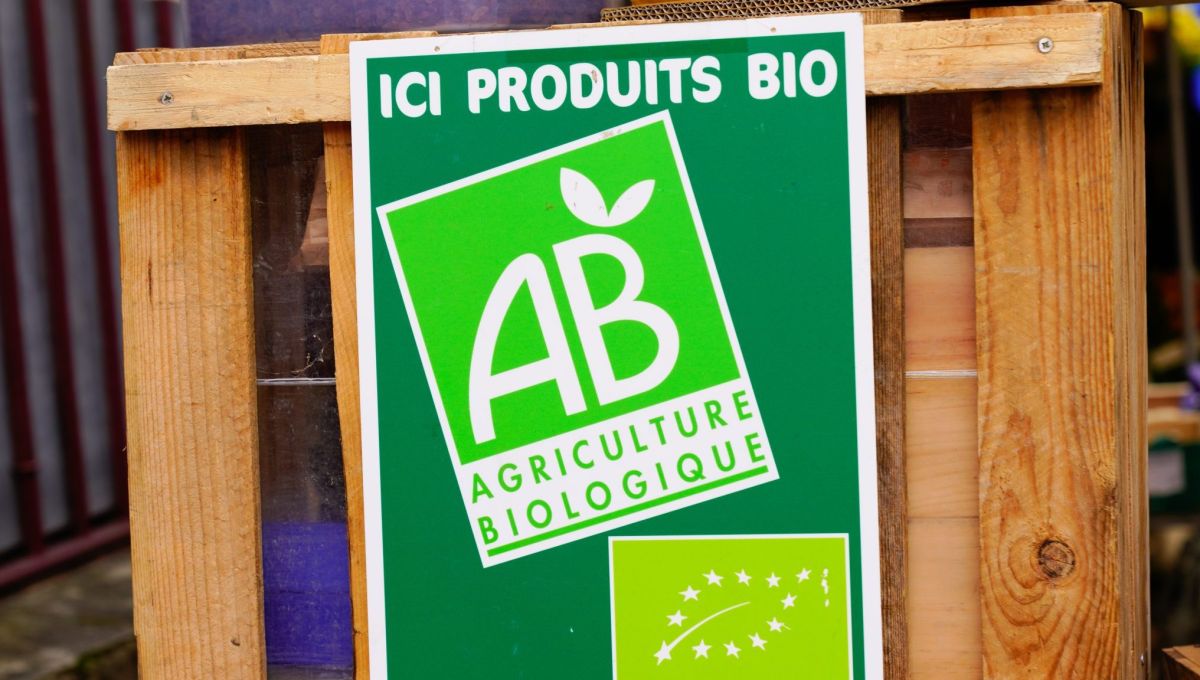 Le label bio AB est inscrit sur une pancarte placardé sur une palette dans un magasin à Bordeaux