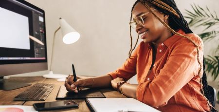 femme heureuse travail
