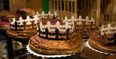 Des galettes des rois disposées sur un comptoir