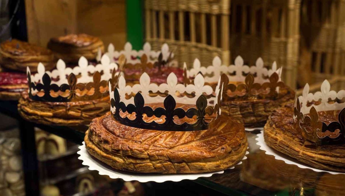 Des galettes des rois disposées sur un comptoir