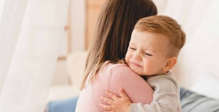 Mère cajolant son enfant