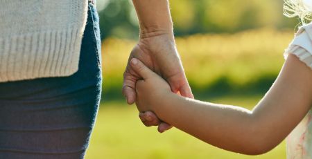 Une mère et sa fille main dans la main.