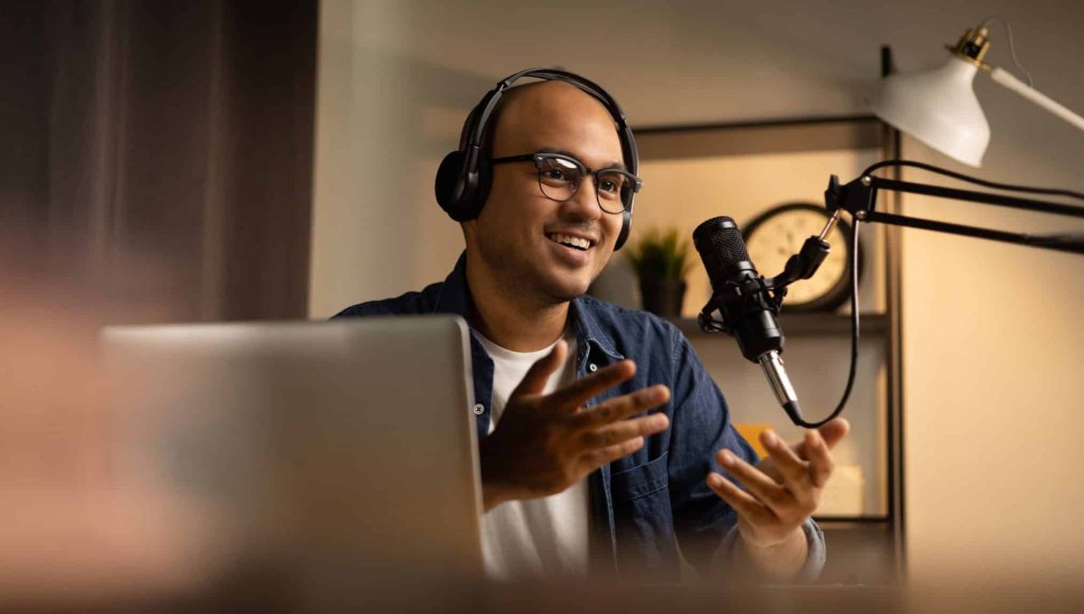 Radio d'entreprise : un homme parler devant un micro.