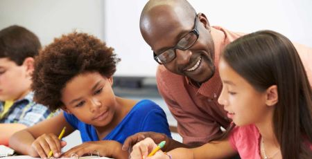 Image représentant des enfants qui se concentrent pour bien apprendre