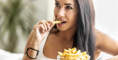 femme mange pomme de terre
