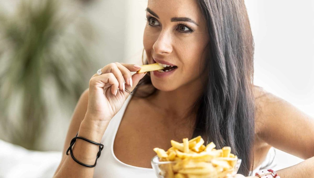 femme mange pomme de terre