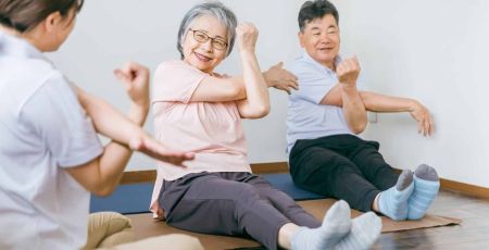 yoga adapté personnes âgées assises