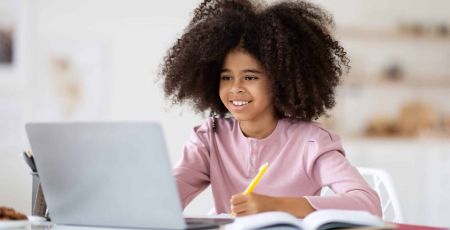 Jeune fille devant son écran, réivsant avec la plateforme J'ai 20 en maths